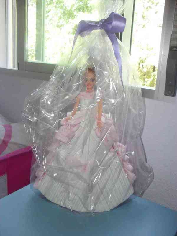 Muñeca con vestido de papel