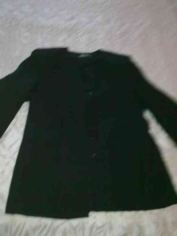 Chaqueta  de color negra