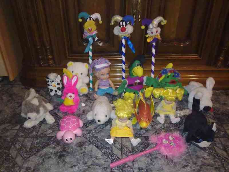 Varios muñecas y peluches 