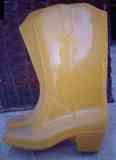Botas de agua amarillas, con tacón