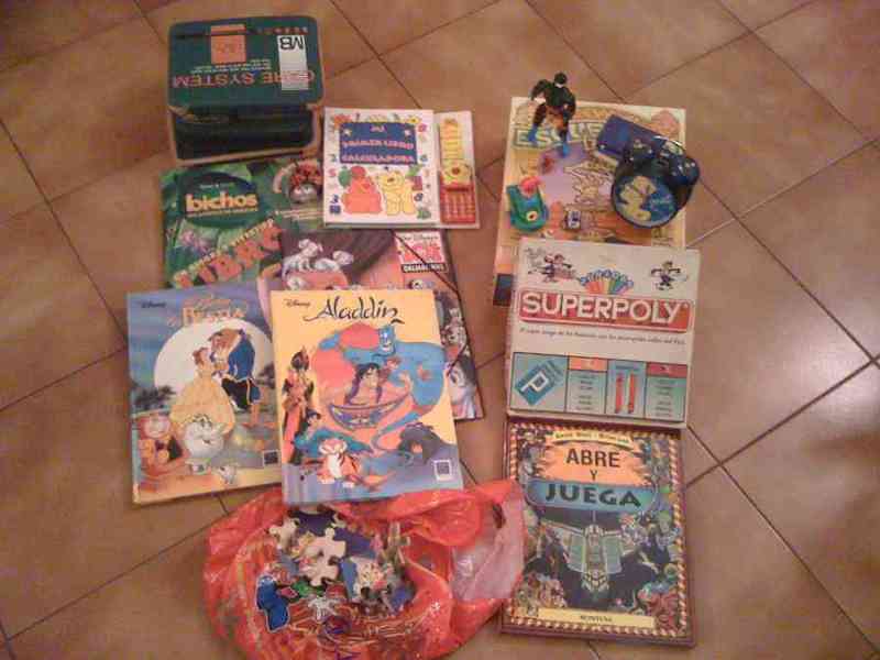 Lote de juguetes y libros para niños