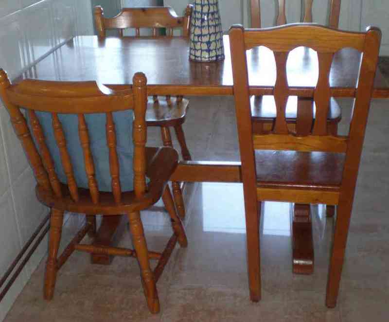 Mesa y cuatro sillas
