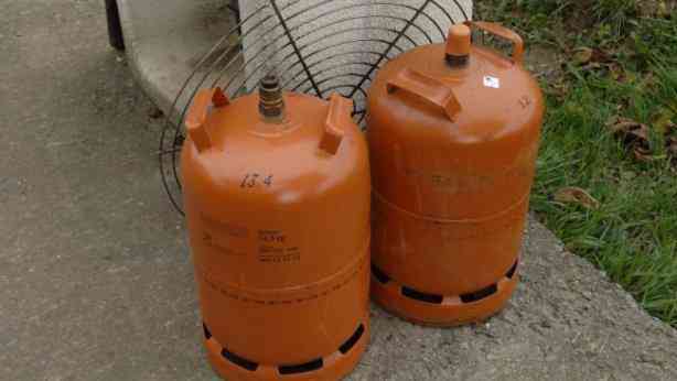 Dos bombonas de butano (vacias, creo)