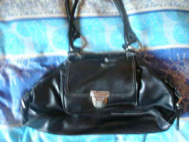 Bolso negro con hevillas