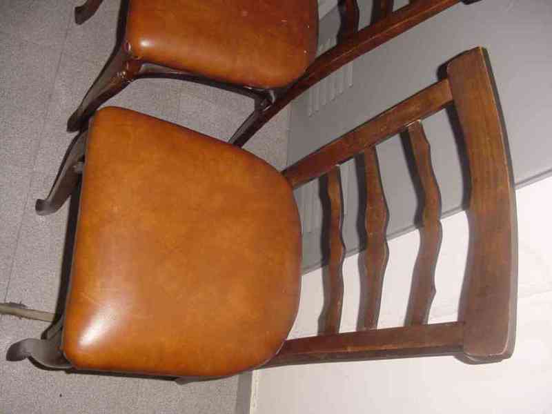Dos sillas de madera