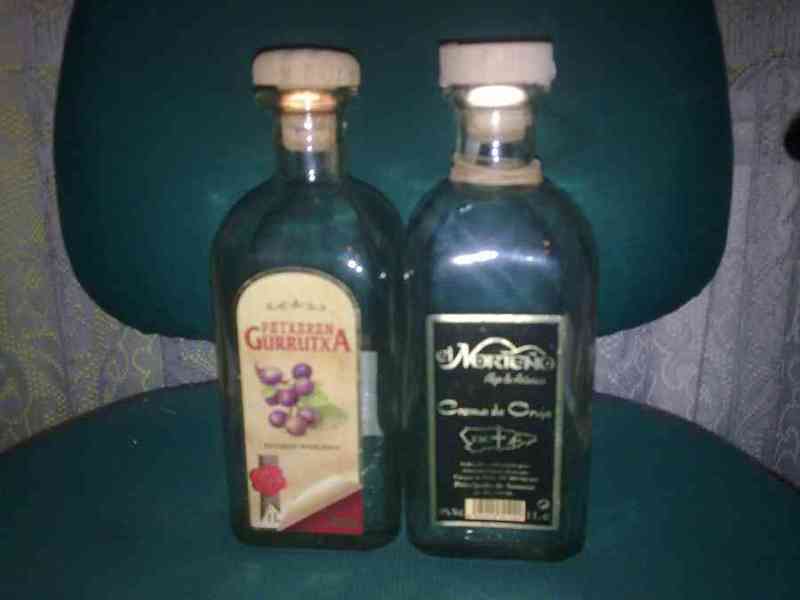 2 botellas vacias  ( frascas )