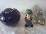 Lote 2: caja con varios jarrones y figuritas