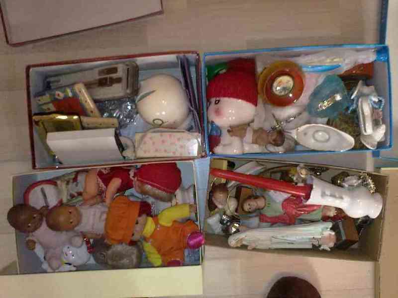 Lote 3: caja con figuritas, muñecos antiguos