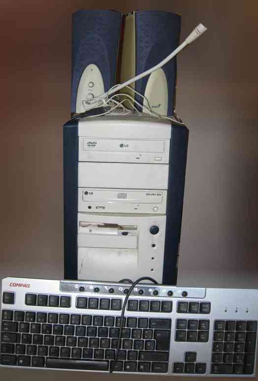 Ordenador(cpu), altavoces, microfono y teclado