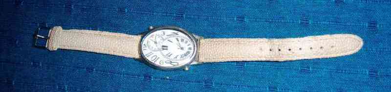 Reloj beige claro a c4delo