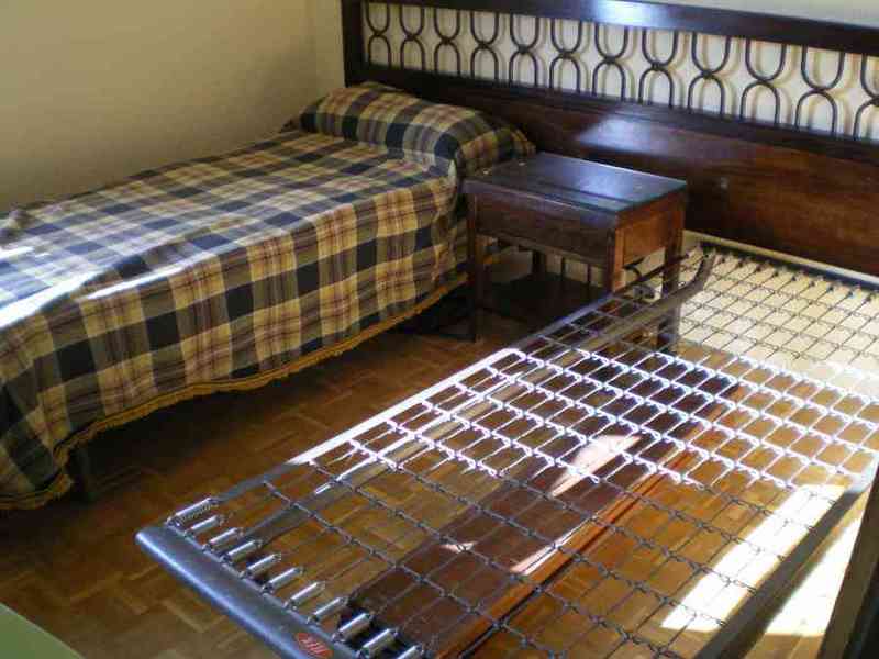 Camas, tresillo y más muebles