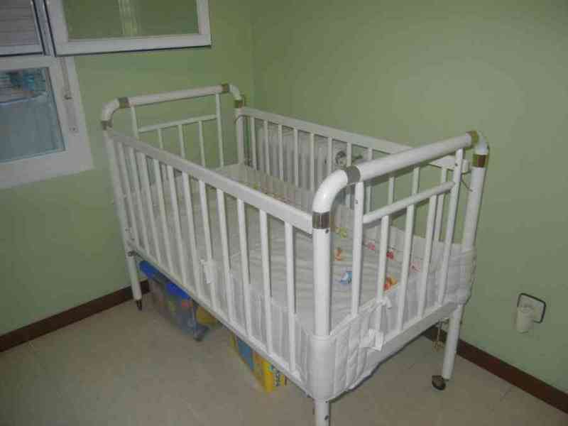 Cuna blanca y colchon