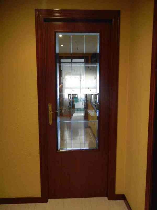 Puerta color sapely con cristal