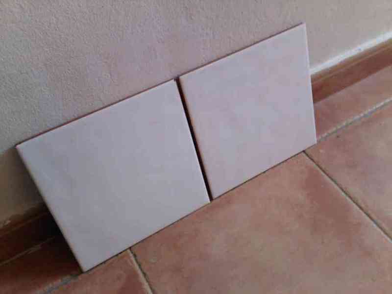 Azulejos blancos, con relieve