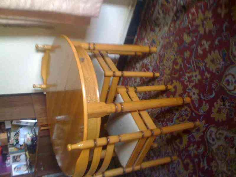 Mesa redona con sillas