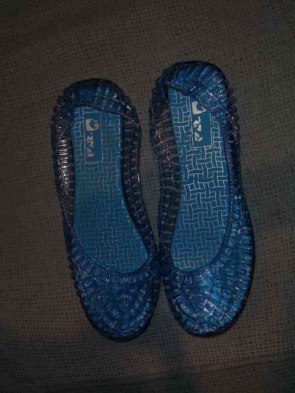 Zapatillas de goma azules