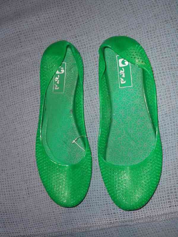 Zapatillas de goma verdes