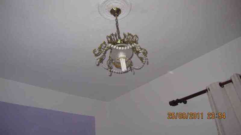 Lámpara de techo de una sola bombilla.