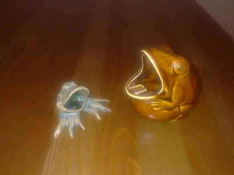 Regalo adornos, un mando y una alfombrilla.