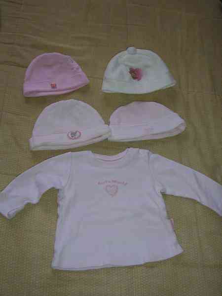 Camiseta y gorros bebé