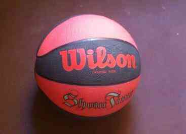 Regalo un balón de basketball