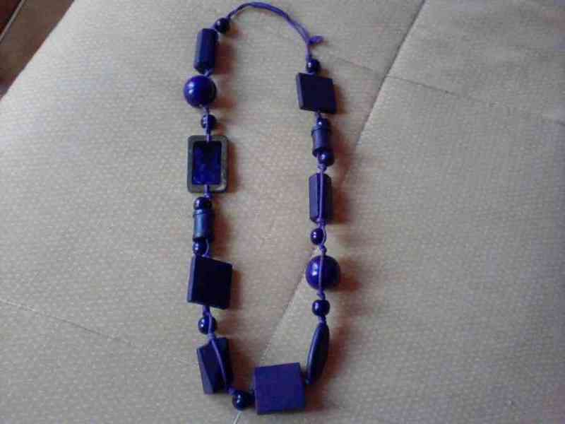 Collar madera violeta