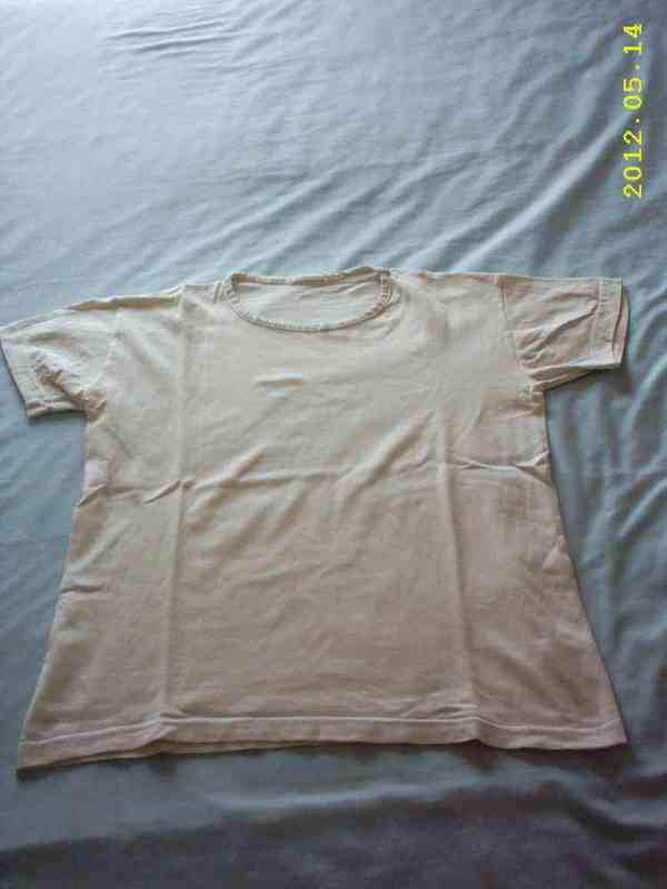 Camiseta blanca sencilla (banco de ropa)
