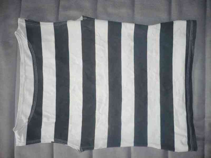 53-camiseta negra y blanca (una)