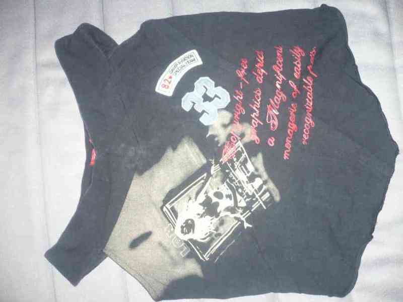 69-camiseta negra con letras (parrufa)