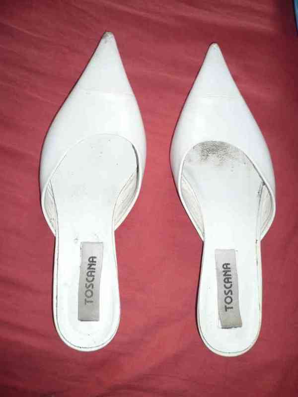 110-zapatos blancos (mariaca)