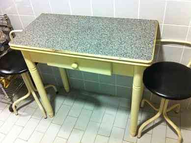 Mesa de cocina y banquetas
