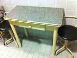 Mesa de cocina y banquetas