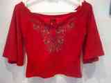 Camiseta roja con flores. (gemma2772)