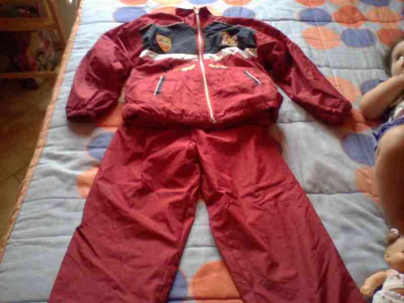 Conjunto impermeable rojo talla 8 años aprox.