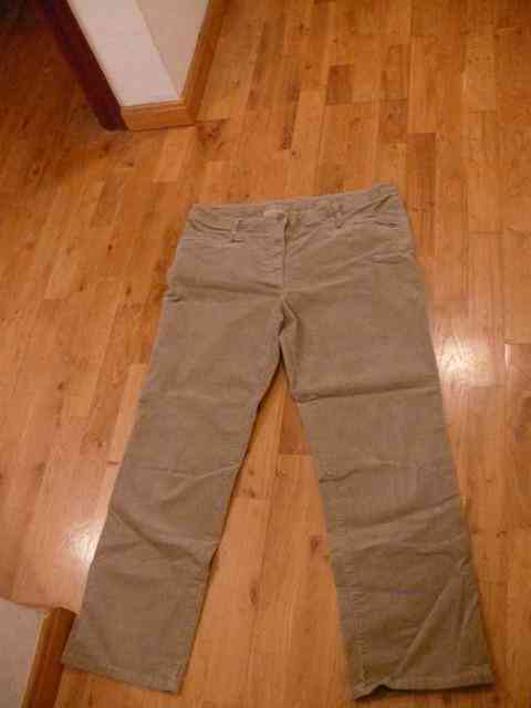 Pantalón beige (o marrón claro) talla 44-46