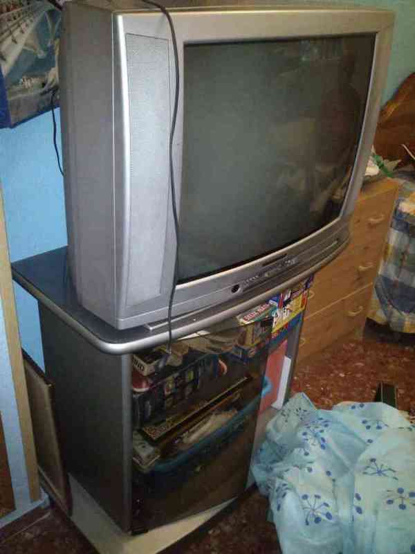 Tv 32 pulgadas y mueble