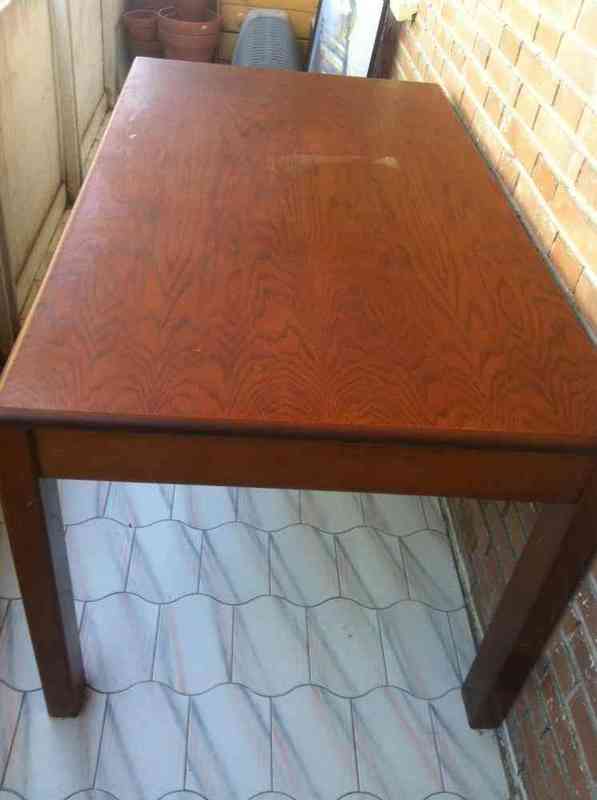 Mesa de comedor de madera