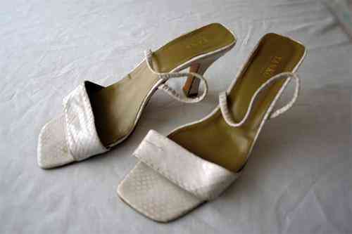 Sandalias de tacón blancas (t42)