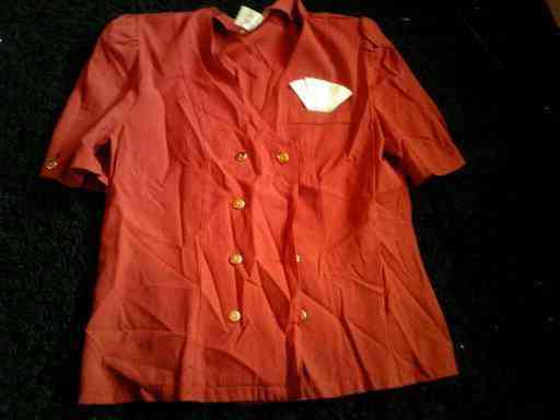 Camisa roja de botones