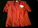 Camisa roja de botones