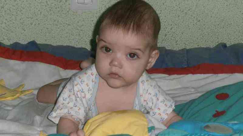 Soy alejandro de 7 meses y busco cuna y una trona