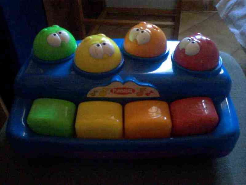 Pequeño piano infantil o bebés