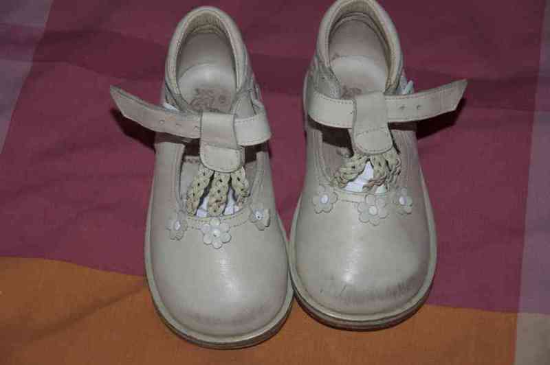 Zapatos beige para niña