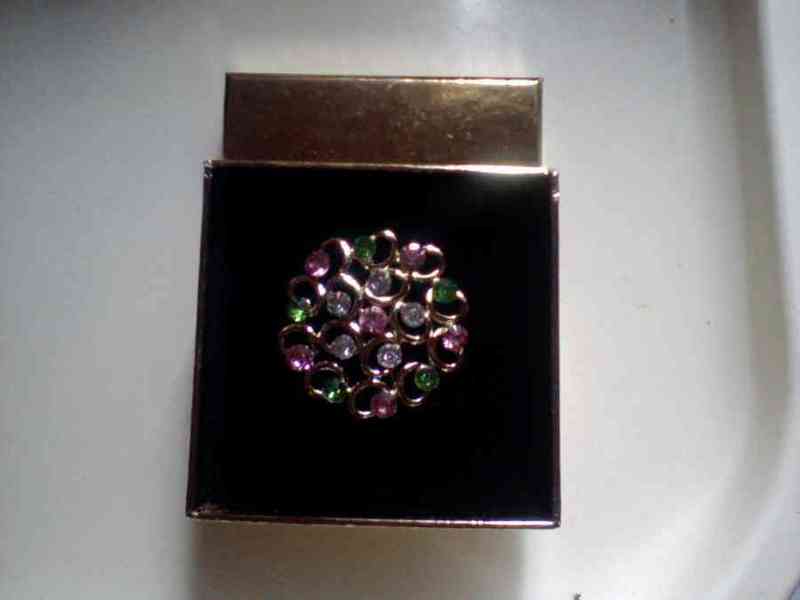 Broche con su cajita