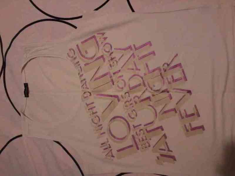 Camisa blanca con letras