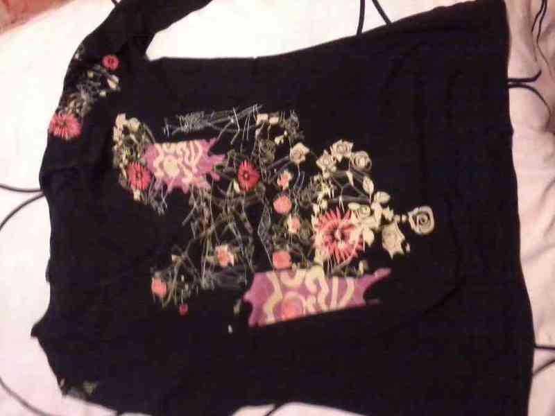 Camisa negra-flores