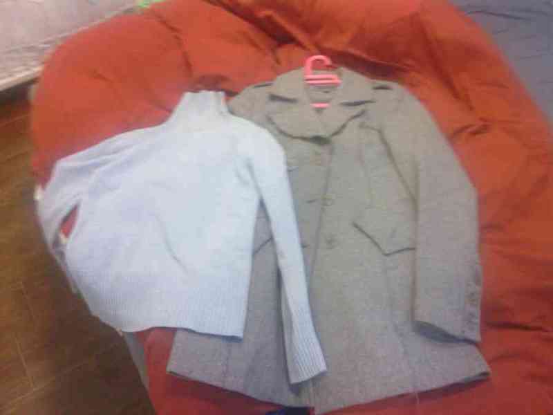 Abrigo gris y jersey de cuello alto azul claro