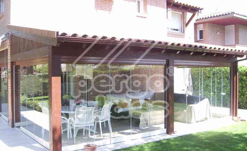 Porche de madera acrisolado en pergoglass