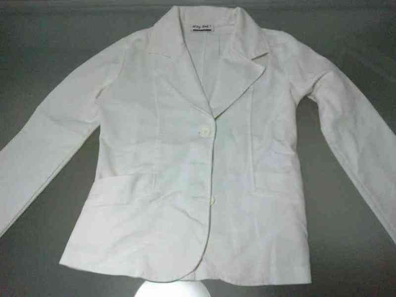 Chaqueta blanca.