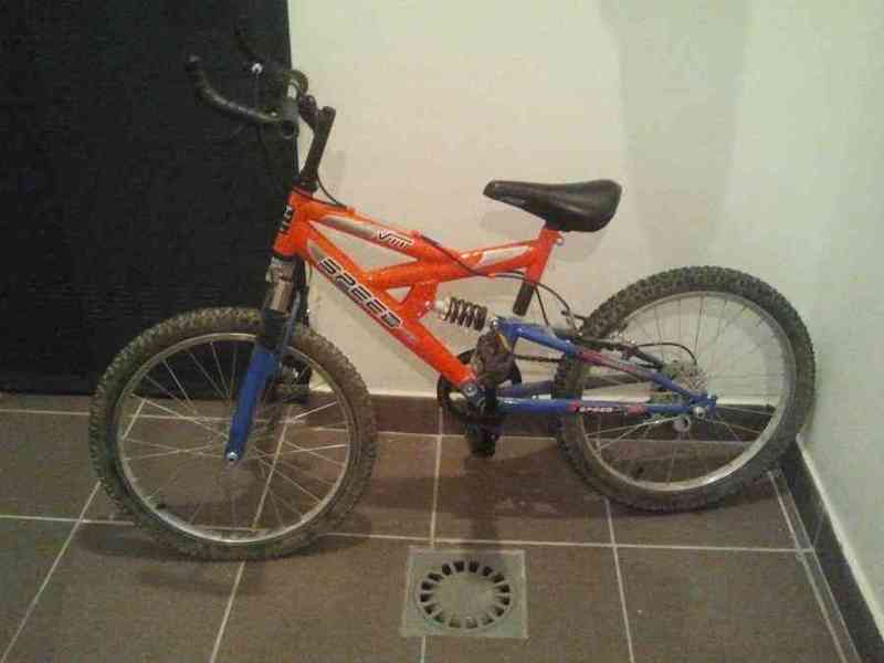 Bicicleta y juguetes